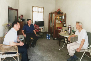 胡恩彪看望退休老同志